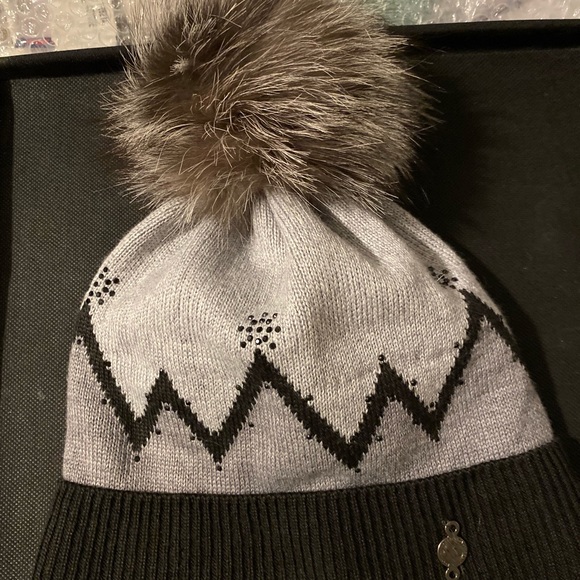 HARRICANA SNOW BEANIE WITH UPCYCLED SILVER FOX FUR POM RARE Grey/Black MIX - Picture 3 of 15
